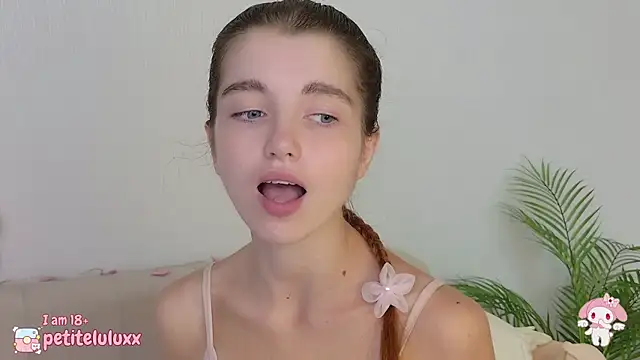 Snapshot of petiteluluxx chatting on 09.13.25 petiteluluxx online show from 09.13.25