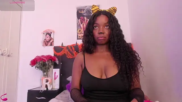 Snapshot of Reina_Love2 chatting on 10.12.25 Reina Love2 online show from 10.12.25