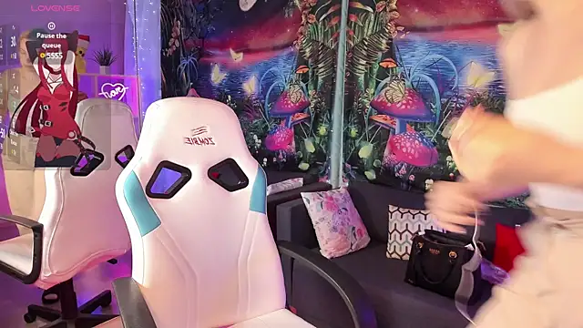 TiffanyBatson online show from 03.21.25