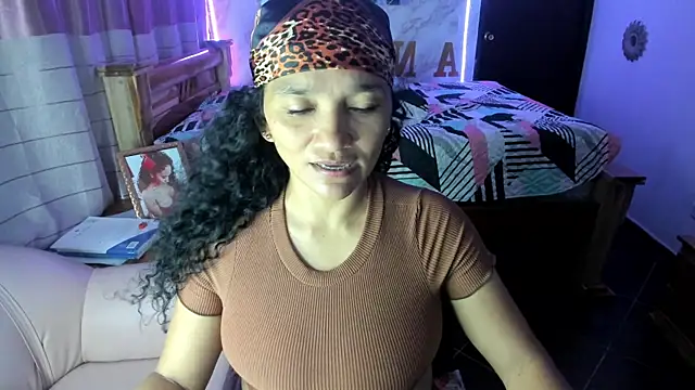 Snapshot of rayza_mature_154 chatting on 02.23.25 rayza mature 154 online show from 02.23.25