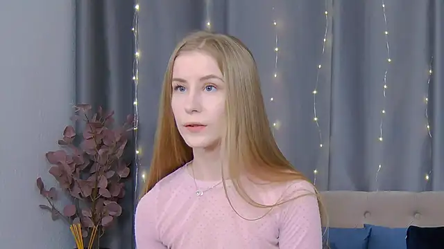 Snapshot of VioletiSwone chatting on 02.16.25 VioletiSwone online show from 02.16.25