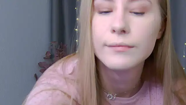 Snapshot of VioletiSwone chatting on 02.26.25 VioletiSwone online show from 02.26.25