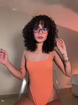 Lianh Benett online show from 01.12.25