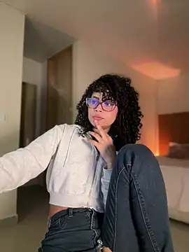 Lianh Benett online show from 01.26.25