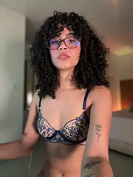 Lianh Benett online show from 02.08.25