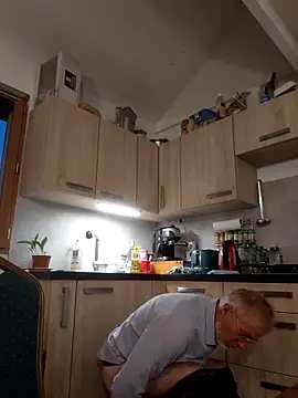 Snapshot of 60philippe chatting on 10.04.25 60philippe online show from 10.04.25