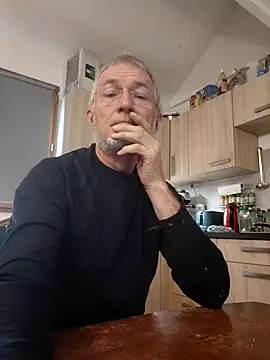 Snapshot of 60philippe chatting on 10.05.25 60philippe online show from 10.05.25