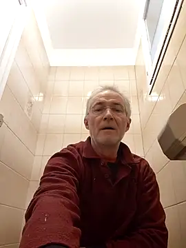 Snapshot of 60philippe chatting on 10.28.25 60philippe online show from 10.28.25