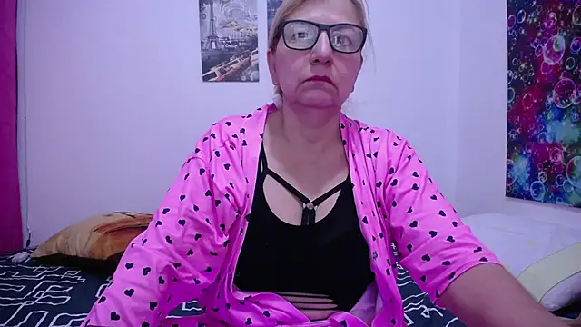 Snapshot of razzisweet chatting on 02.06.25 razzisweet online show from 02.06.25