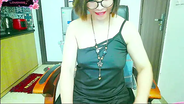 Snapshot of Miu-Le chatting on 09.13.25 Miu-Le online show from 09.13.25