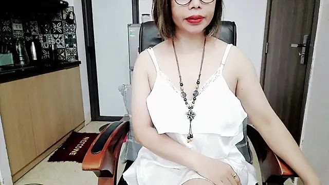 Snapshot of Miu-Le chatting on 10.15.25 Miu-Le online show from 10.15.25