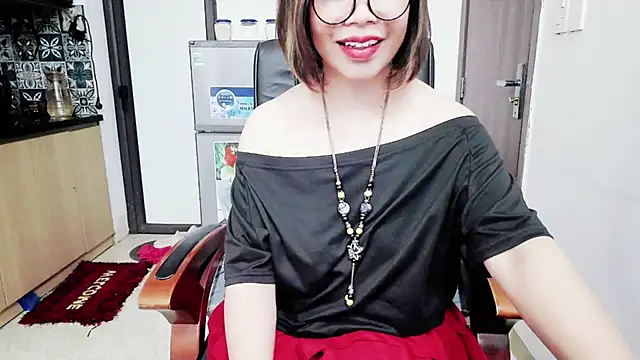 Snapshot of Miu-Le chatting on 10.27.25 Miu-Le online show from 10.27.25