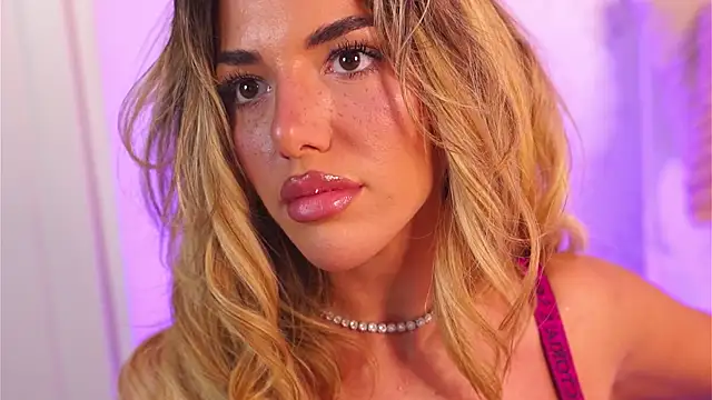 ClaraHazel online show from 11.26.25