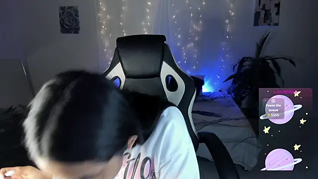 Snapshot of Riana_Kean chatting on 10.23.25 Riana Kean online show from 10.23.25