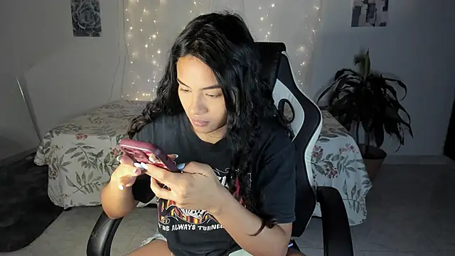 Snapshot of Riana_Kean chatting on 10.27.25 Riana Kean online show from 10.27.25