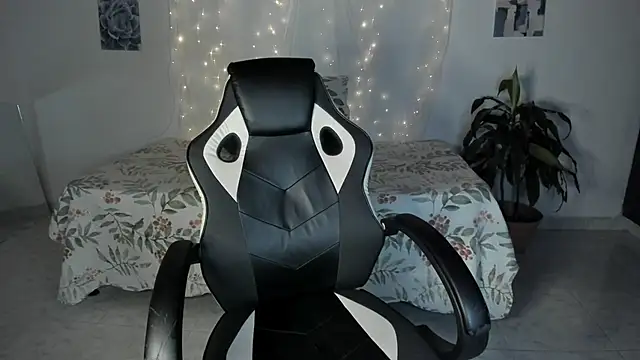 Snapshot of Riana_Kean chatting on 10.31.25 Riana Kean online show from 10.31.25