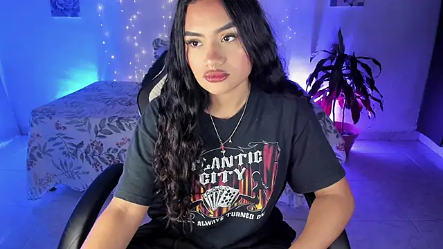 Snapshot of Riana_Kean chatting on 11.15.25 Riana Kean online show from 11.15.25