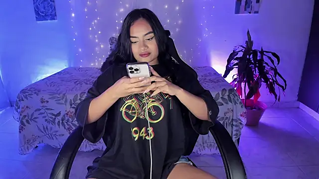 Snapshot of Riana_Kean chatting on 11.17.25 Riana Kean online show from 11.17.25