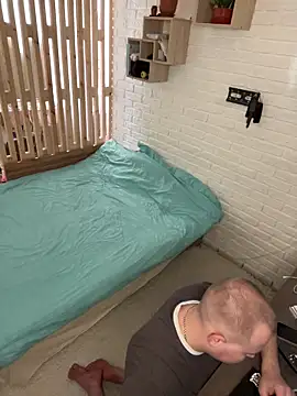 Snapshot of MrMrsRight chatting on 10.26.25 MrMrsRight online show from 10.26.25