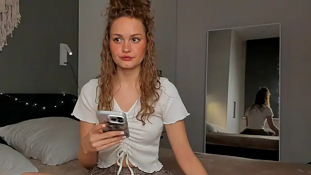 Caroline Smitt online show from 09.28.25