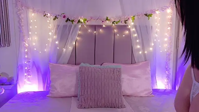 Snapshot of Julie_Bennet chatting on 02.24.26 Julie Bennet online show from 02.24.26