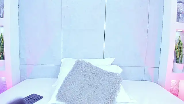 MiaCollson online show from 10.06.25