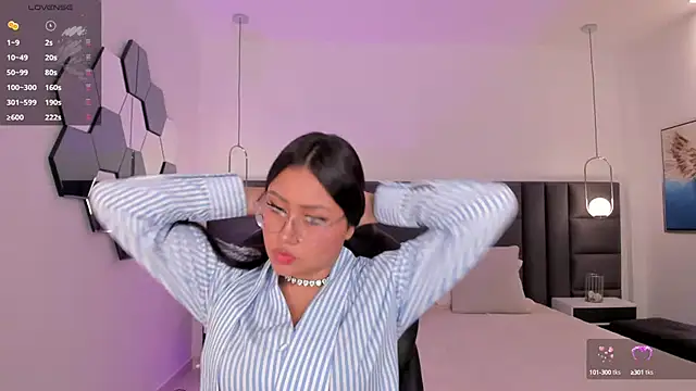 Snapshot of AmberLewis_ chatting on 10.17.25 AmberLewis online show from 10.17.25