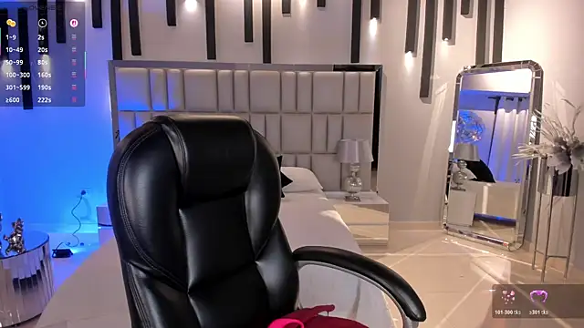 Snapshot of AmberLewis_ chatting on 11.06.25 AmberLewis online show from 11.06.25