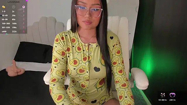 Snapshot of AmberLewis_ chatting on 12.16.25 AmberLewis online show from 12.16.25