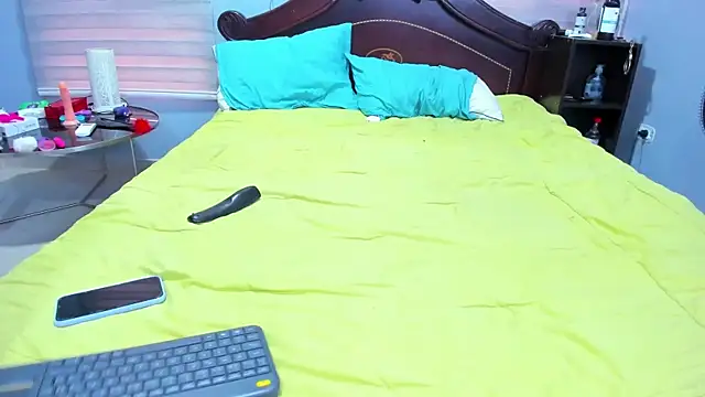 Snapshot of bella-black chatting on 02.20.25 bella-black online show from 02.20.25