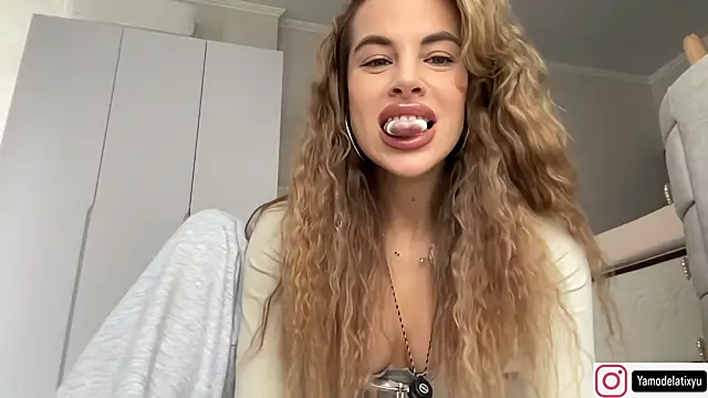 Snapshot of diffgirls2 chatting on 09.29.25 diffgirls2 online show from 09.29.25