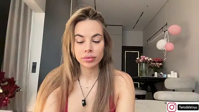 Snapshot of diffgirls2 chatting on 10.05.25 diffgirls2 online show from 10.05.25