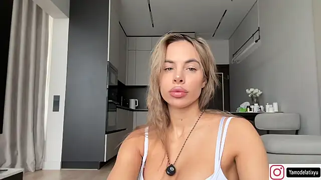 Snapshot of diffgirls2 chatting on 10.22.25 diffgirls2 online show from 10.22.25