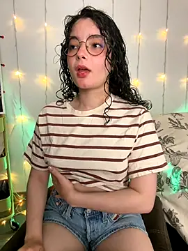 Snapshot of Antoniart_ chatting on 10.12.25 Antoniart online show from 10.12.25