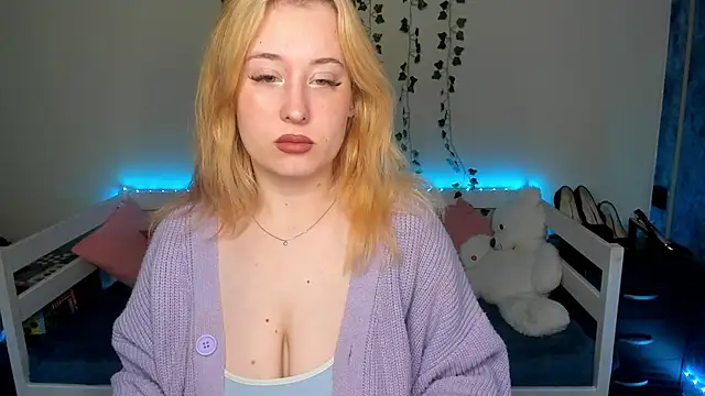 Snapshot of Emily_Gin chatting on 10.08.25 Emily Gin online show from 10.08.25