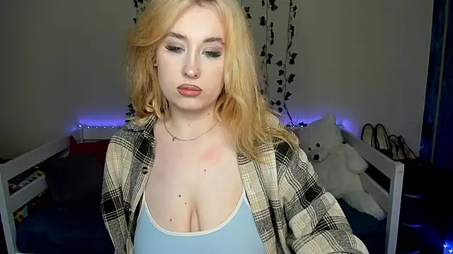 Snapshot of Emily_Gin chatting on 10.28.25 Emily Gin online show from 10.28.25