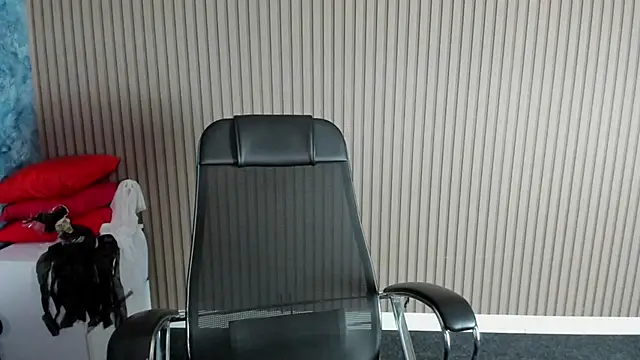 Snapshot of Emily_Gin chatting on 10.30.25 Emily Gin online show from 10.30.25