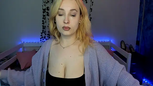 Snapshot of Emily_Gin chatting on 11.12.25 Emily Gin online show from 11.12.25