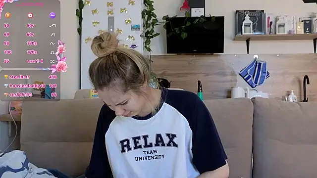 Girl alone home online show from 03.06.25