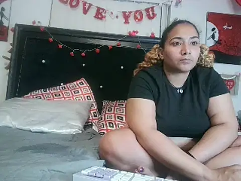 Snapshot of MrAndMrsCrook chatting on 02.22.25 MrAndMrsCrook online show from 02.22.25