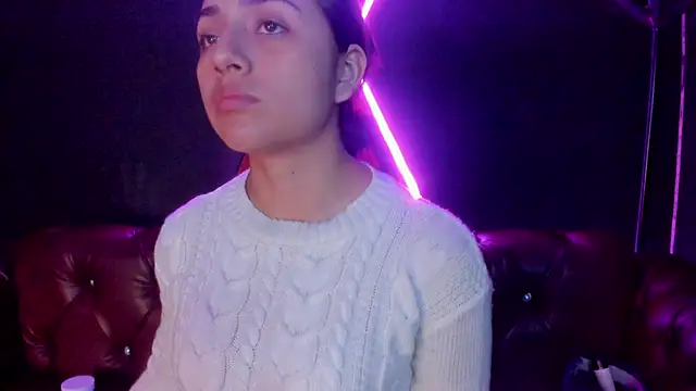 Snapshot of Sophy_SmileSweet chatting on 12.21.24 Sophy SmileSweet online show from 12.21.24