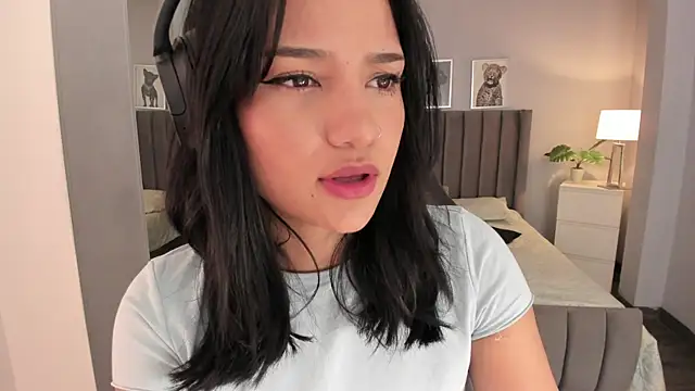 Snapshot of renee_shelby_ chatting on 12.12.24 renee shelby online show from 12.12.24