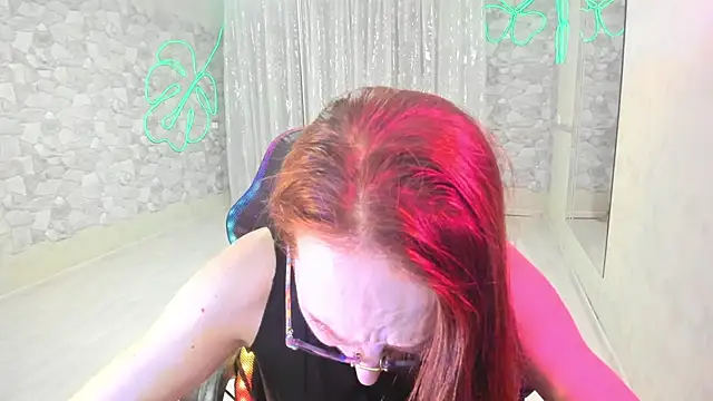 Snapshot of JessicaFamee chatting on 10.18.25 JessicaFamee online show from 10.18.25