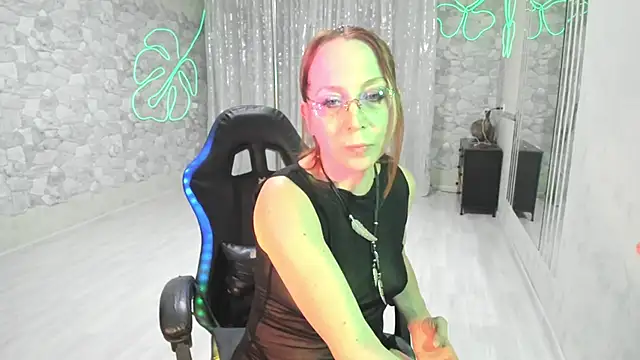 Snapshot of JessicaFamee chatting on 10.27.25 JessicaFamee online show from 10.27.25