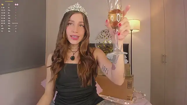 Snapshot of LynnSam_ chatting on 10.12.25 LynnSam online show from 10.12.25