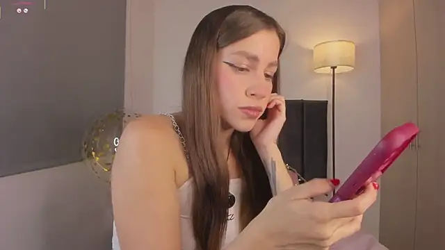 Snapshot of LynnSam_ chatting on 10.12.25 LynnSam online show from 10.12.25