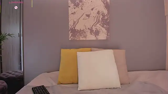 Snapshot of LynnSam_ chatting on 10.24.25 LynnSam online show from 10.24.25