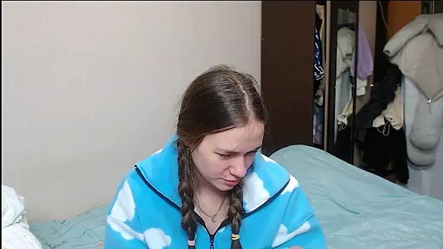 leila bambi  online show from 02.05.25