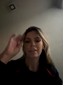 Snapshot of EvaDiamondXX chatting on 11.11.25 EvaDiamondXX online show from 11.11.25