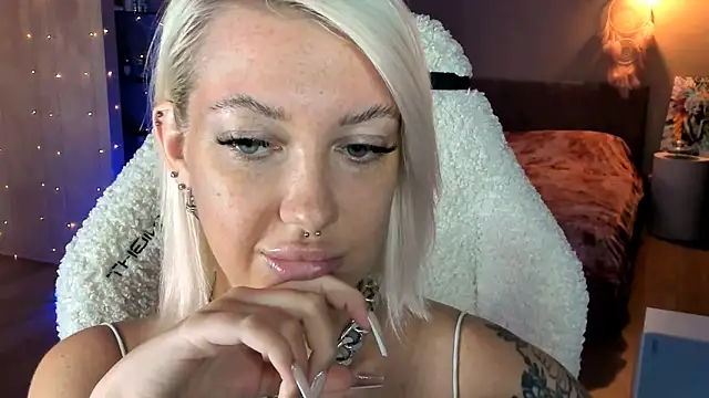 Snapshot of tykioty_Miley chatting on 10.10.25 tykioty Miley online show from 10.10.25